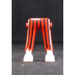 PIERNAS_0201 Pantalón Rojo Rayas Negras Jirones Pie Descalzo