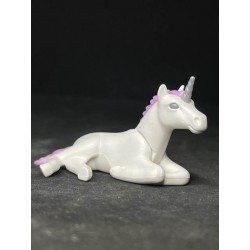 A_0634 Unicornio Bebé Blanco Crin Malva Tumbado